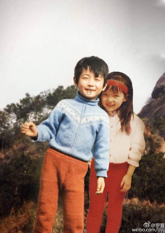 男子地铁突发昏厥，医生跪地救人